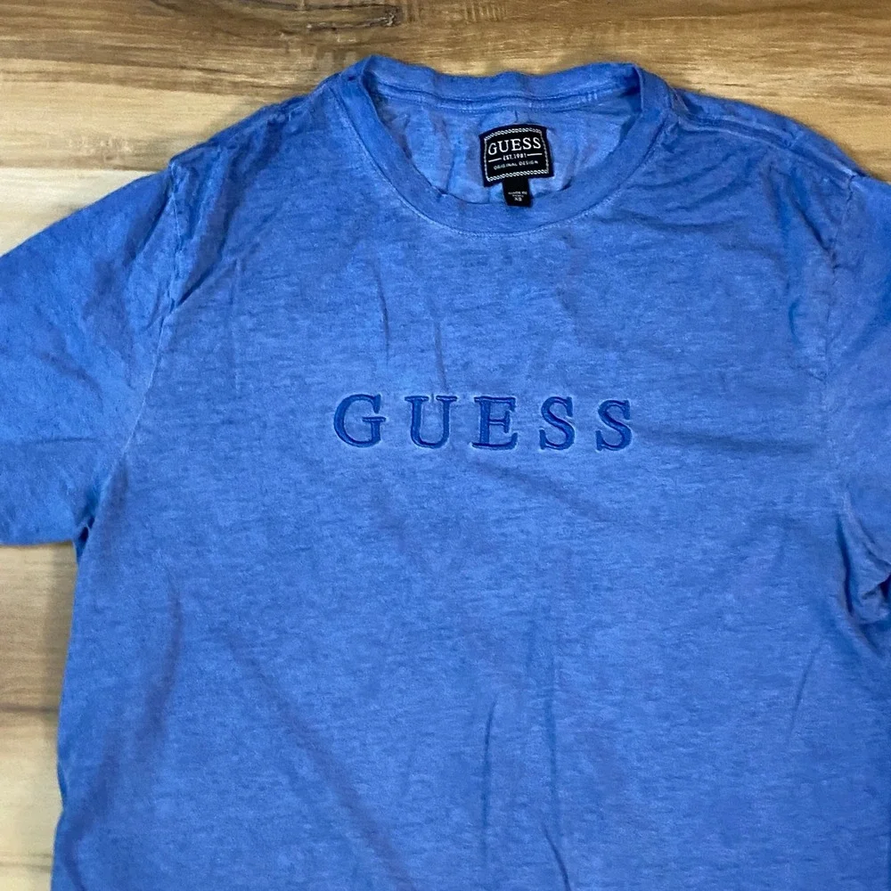 GUESS T-Shirt Mens XS Embroidered Logo Streetwear Heathered Blue Casual Tee - Picture 3 of 7